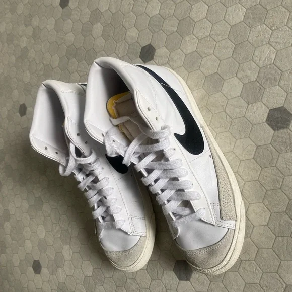 Selling these white high top Nike blazers! There clean and in perf condition! - Picture 2 of 5